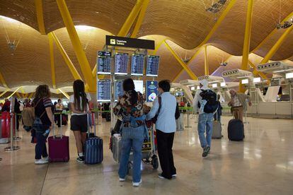 Pasajeros en la zona de facturación de la Terminal 4 del aeropuerto de Madrid-Barajas el 14 de octubre.