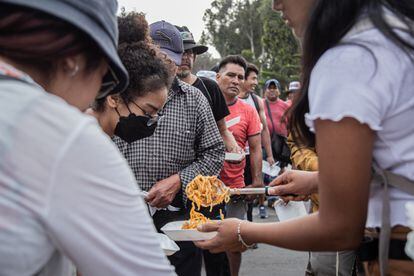 Una delegación de manifestantes provenientes de Cuzco  espera para almorzar en uno de los patios de la Universidad Nacional San Marcos, el día 18.