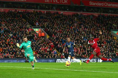 Primer gol del Liverpool al Manchester United, en remate de Sadio Mané.