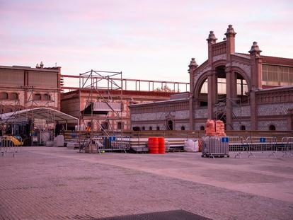 Trabajos para la instalación  en el Matadero de una de las pistas de hielo del Ayuntamiento de Madrid para esta Navidad.