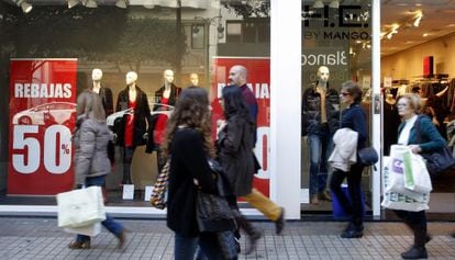 Una tienda de rebajas en el centro de Valencia.