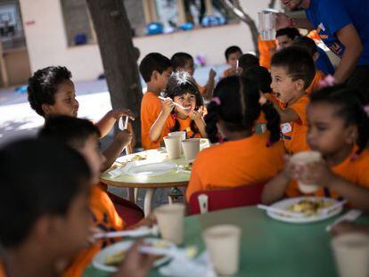 Ni&ntilde;os durante la hora de la comida en el comedor del Casal Social de la Fundaci&oacute;n Pere Tarres en la escuela Vedruna del Raval. 