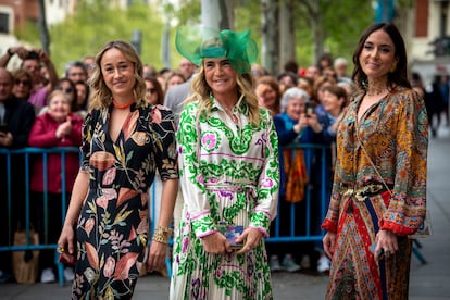 Teresa de la Cierva, junto a su hija Inés y su futura nuera.







