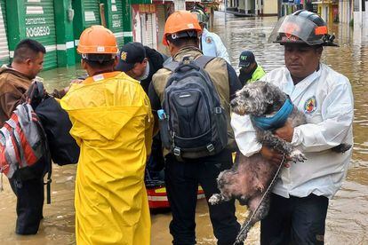 Rescatistas evacúan el 10 de octubre a personas de un poblado de Guatemala afectado por el huracán 'Julia'.
