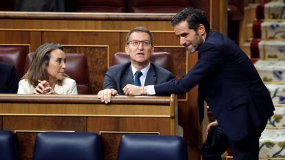 El diputado del PP, Borja Sémper, a la derecha, junto al líder popular, Alberto Núñez Feijóo, y la secretaria general, Cuca Gamarra, este jueves en el Congreso.