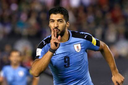 Luis Suarez celebra un gol ante Paraguay en 2017.