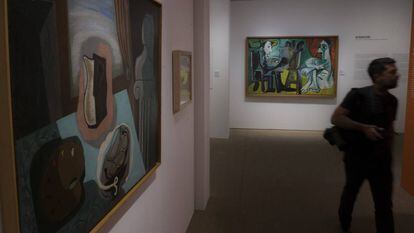 A la izquierda, 'El jarrón que tuvo flores' (1926), de Peinado, y 'El pintor y la modelo' (1963), de Picasso, en la exposición que reúne la obra de ambos artistas en Sevilla.