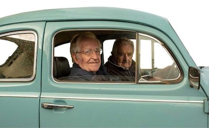 Noam Chomsky Pepe Mujica, a bordo del automóvil del expresidente, en una imagen promocional del documental 'Chomsky & Mújica'.