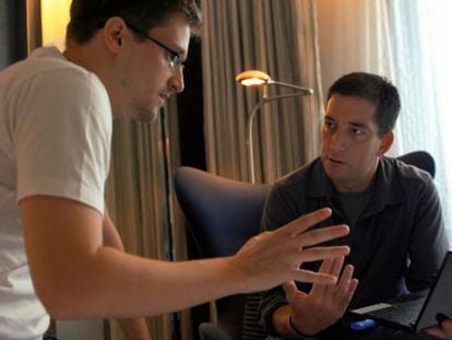 Snowden y Greenwald hablando en su habitaci&oacute;n en Hong Kong, en una escena del documental. 