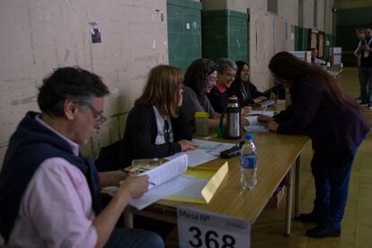Una mujer lleva a cabo su proceso de sufragio en una mesa de votación. La ciudadanía argentina está convocada este domingo a las urnas para votar en la segunda vuelta de la elección presidencial, entre los candidatos Sergio Massa y Javier Milei.
