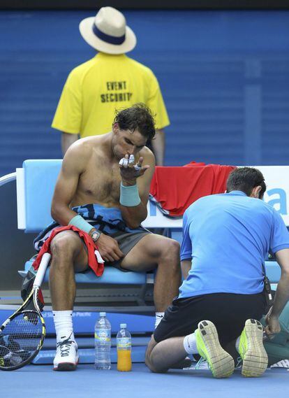 Nadal durante un descanso del partido que le enfrentó al japonés Kei Nishikori en el Abierto de Australia.