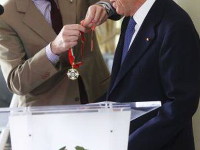 El embajador italiano Pietro Sebastiani impone la medalla al presidente del Teatro Real, Gregorio Marañón.