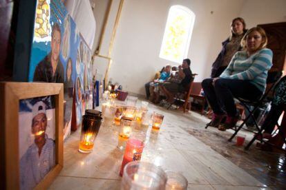 Familiares de las víctimas celebran una misa en La Pintada (Guerrero), a un día de que se cumpla el primer aniversario de la muerte de 78 personas.