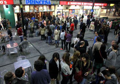 Colas en los cines Princesa de Madrid, durante la VII Fiesta del Cine.