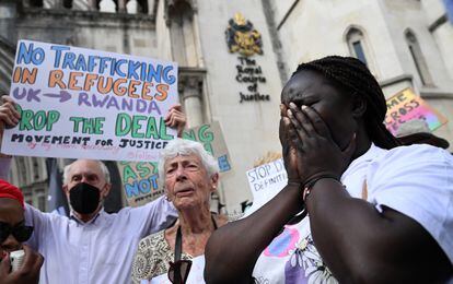 Activistas de derechos humanos protestaban este lunes en Londres contra la decisión de la justicia británica de autorizar un primer vuelo para enviar a solicitantes de asilo a Ruanda.