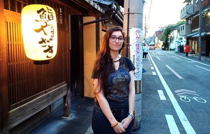 Laura Pano, italiana de 30 años, en una calle de Kioto, donde trabaja para una empresa del sector de los videojuegos.