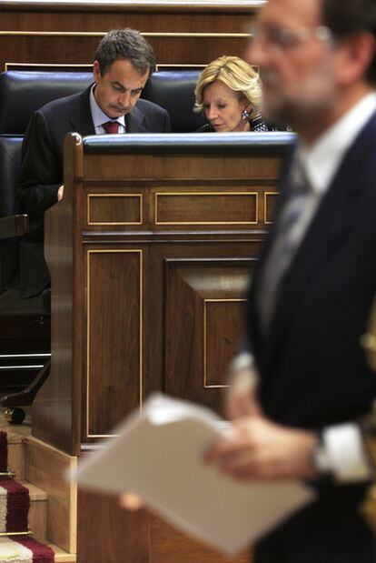 En primer plano Mariano Rajoy, al fondo, José Luis Rodríguez Zapatero y Elena Salgado, en el pleno del Congreso de los Diputados del 12 de mayo de 2010.