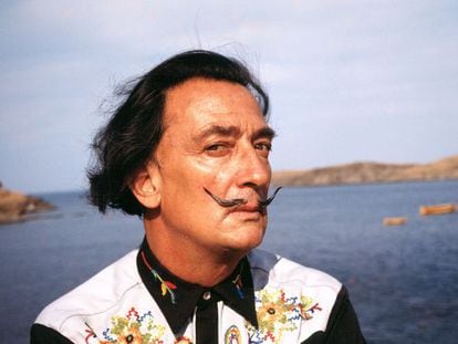 Salvador Dalí, enfrente de la badia de Portlligat