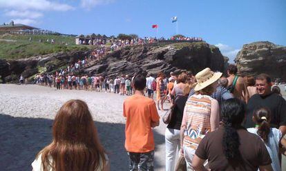 Largas colas de visitantes en la playa de As Catedras, en Ribadeo
