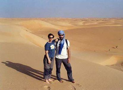 La autora de la carta junto a su amigo Darío en las dunas mauritanas de Chingueti.