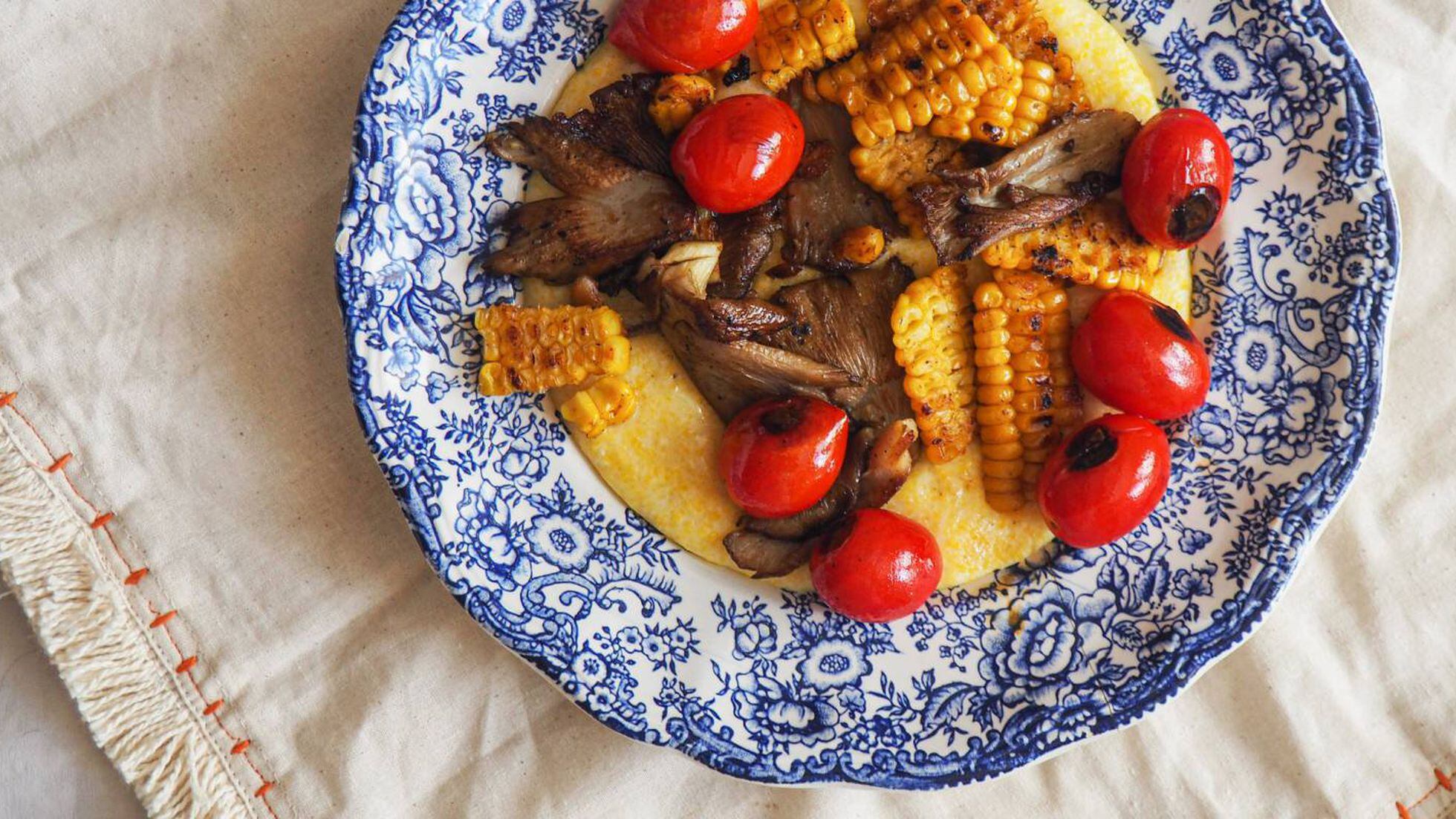 Polenta cremosa con setas, maíz y tomates cherry asados | Recetas |  Gastronomía | EL PAÍS