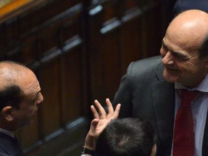 Pierluigi Bersani (derecha) conversa con Angelino Alfano (PDL), este jueves en la sede de la Cámara de Diputados en Roma.