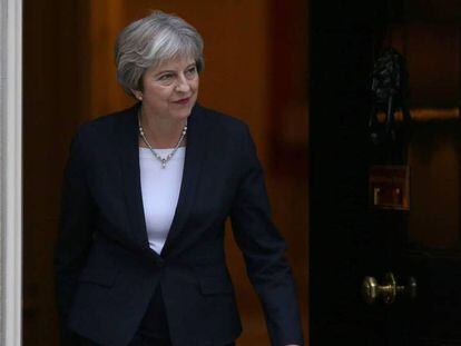 La primera ministra de Reino Unido, Theresa May, este lunes, a las puertas del número 10 de Downing Street. En vídeo, May en una entrevista con la BBC este lunes.