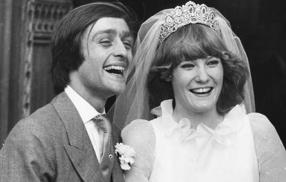 Gerald Grosvenor y su esposa Natalia Phillips el día de su boda en la iglesia de St Mary en Luton, en febrero de 1979.