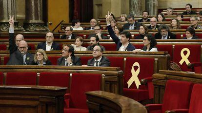 Diputados de Junts per Catalunya y ERC, durante el pleno del Parlament de Cataluña, el pasado 1 de Febrero.