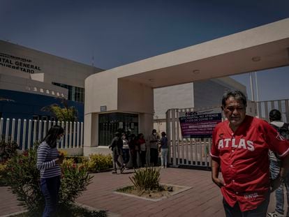 Familiares de los lesionados por el caos del Gallos-Atlas, en el Hospital General de Querétaro.