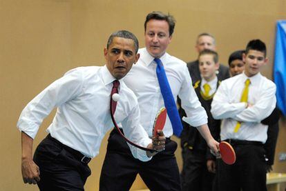 Obama y Cameron visitaron una escuela de Londres donde conversaron con alumnos y jugaron al pimpón.