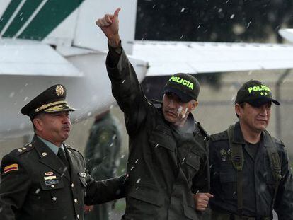 El sargento de la policía colombiana Luis Alberto Erazo (en el centro) a su llegada a Bogotá.