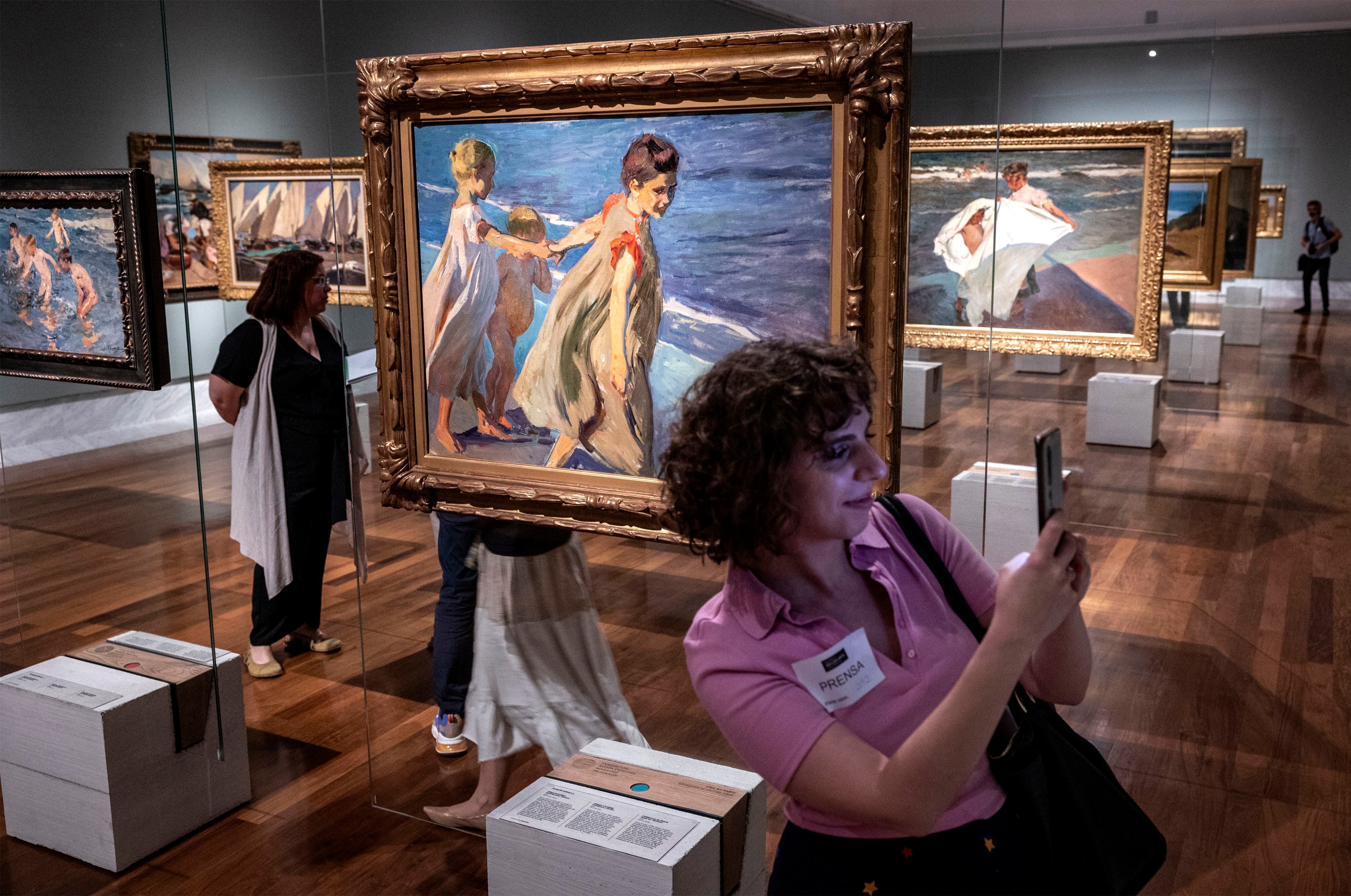 Al fondo, la comisaria de la muestra, María Soto, en la exposición abierta el pasado jueves, 29 de junio, en el Museo de Bellas Artes. 