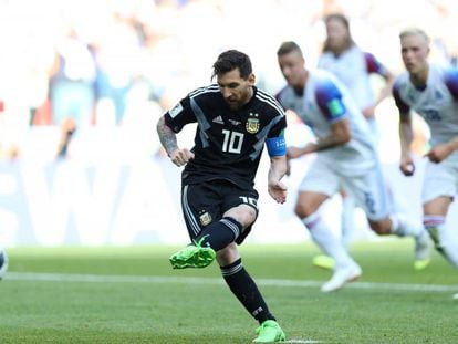 Messi chuta el penalti que no acabó de convertir.