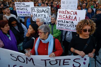 Concentración en El Prat por el asesinato machista del martes.