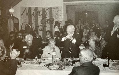 Homenaje en 1974 a Joan Miró en el Moulin de la Galette de París con la presencia de Sert, Calder y Gimferrer.