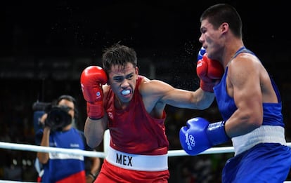 Misael Rodríguez en combato con Bektemir Melikuziev.