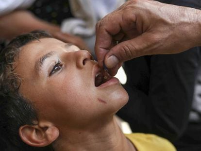 Un niño recibe la vacuna del sarampión en una campaña de inmunización en Tabqa (Siria). 