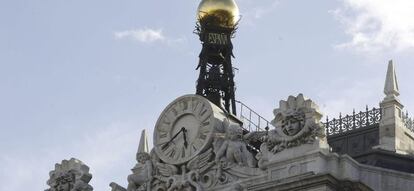 Reloj en la fachada de la sede del Banco de España, en la Plaza de Cibeles en Madrid. EFE/Archivo