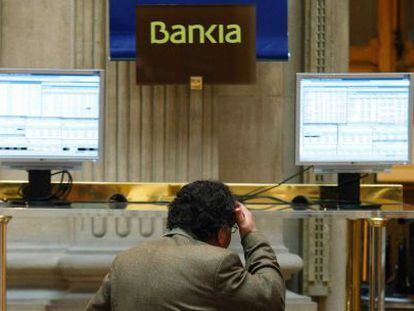 Un inversor mira la cotizaci&oacute;n de Bankia en la Bolsa de Madrid