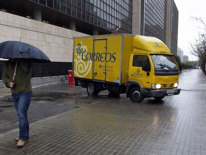 Una furgoneta de Correos sale de la Ciudad de la Justicia de Valencia.