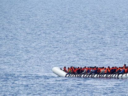 Inmigrantes a la espera de ser rescatados en el Mediterr&aacute;neo central el pasado d&iacute;a 18. 