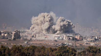 Una imagen de los bombardeos israelíes tomada en el sur de Israel, cerca de la frontera con la franja de Gaza, este lunes.