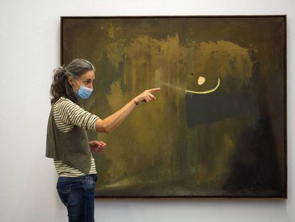 Núria Homs explica l'obra 'Ocre-gris', pintada per Tàpies el 1953.
 