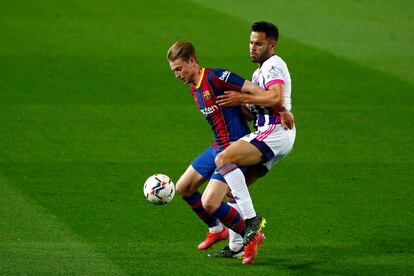 De Jong protege el balón ante Bruno este lunes en el Camp Nou.