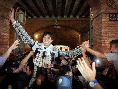 Roca Rey, a hombros, tras desorejar al último toro de la feria.