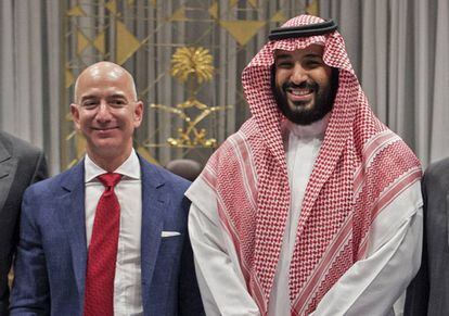 Una foto proporcionada por Arabia Saudí muestra al príncipe heredero, Mohamed bin Salman, junto al fundador de Amazon, Jeff Bezos, en Riad en noviembre de 2016.