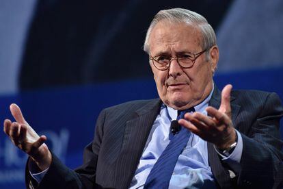 Donald Rumsfeld, uno de los secretarios de Defensa con más poder en la historia de EE UU y uno de los artífices de la guerra de Irak bajo el mandato de George W. Bush, falleció en la noche del martes a los 88 años, a causa de un cáncer de médula ósea.