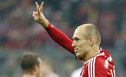 Robben señala con los dedos sus tres goles al Schalke.