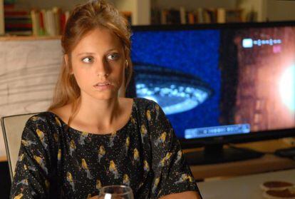 Michelle Jenner y, a sus espaldas, los platillos volantes invasores de 'Extraterrestre'.
